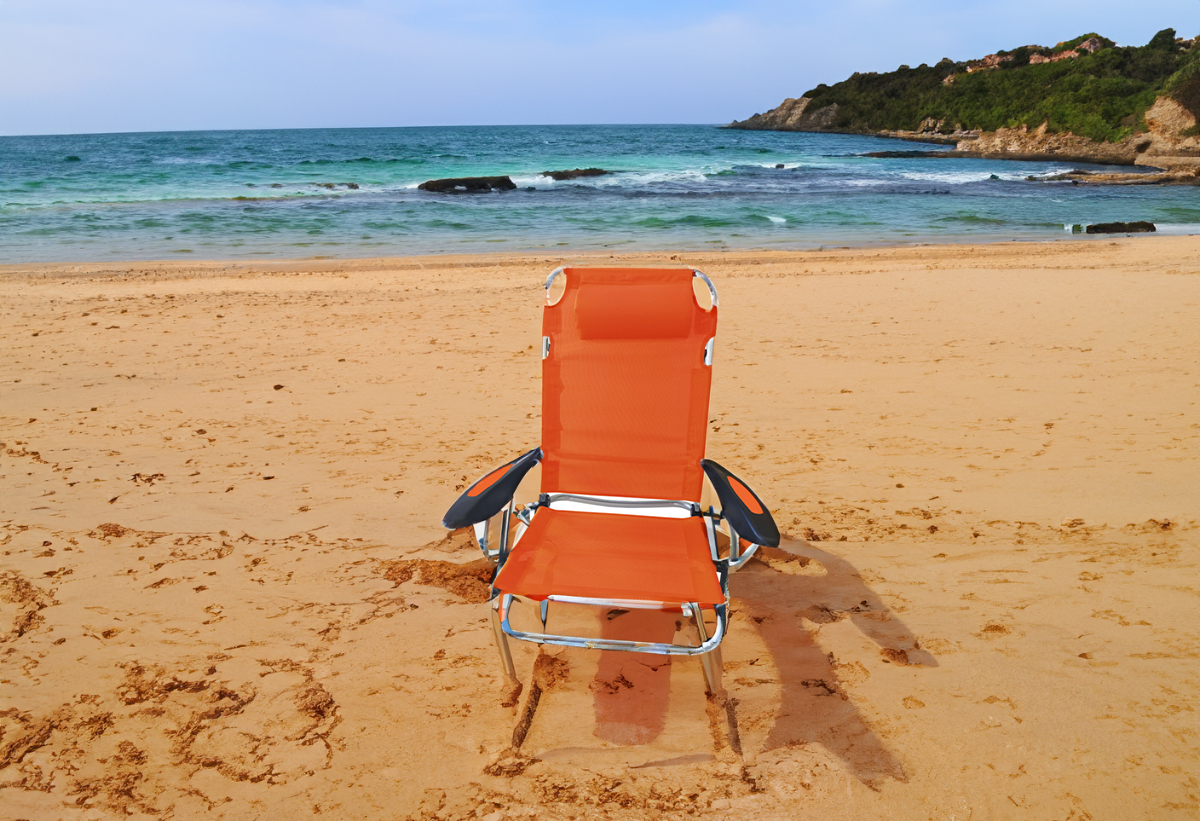 Η καρέκλα με φόντο τη παραλία στο πίσω μέρος.